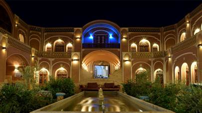 حیاط هتل کاروانسرای مشیر یزد حیاط هتل کاروانسرای مشیر یزد